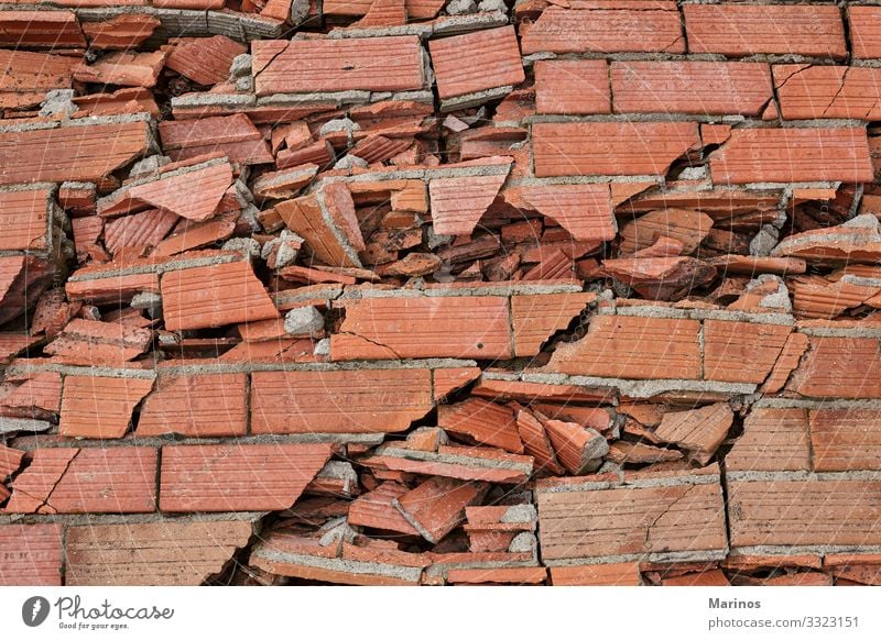 Zerbrochene Ziegelmauer als Hintergrund. Gebäude Architektur Stein Beton Backstein alt dreckig rot weiß Zerstörung Wand Baustein gebrochen Golfloch Konsistenz