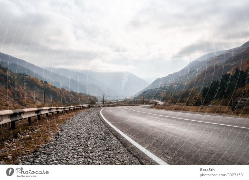 Bergstraße und Himmel mit Wolken am Nachmittag in Georgien Ferien & Urlaub & Reisen Tourismus Ausflug Sonne Berge u. Gebirge Natur Landschaft Pflanze Herbst