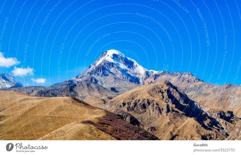 hohe felsige Berge des Kaukasus in Georgien Ferien & Urlaub & Reisen Tourismus Schnee Berge u. Gebirge Natur Landschaft Pflanze Himmel Wolken Herbst Klima Gras