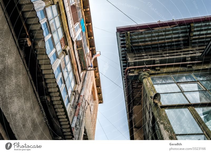 Fenster alter Häuser in der Stadt Georgien Ferien & Urlaub & Reisen Tourismus Ausflug Haus Lampe Seil Himmel Gebäude Straße authentisch retro blau grau Farbe