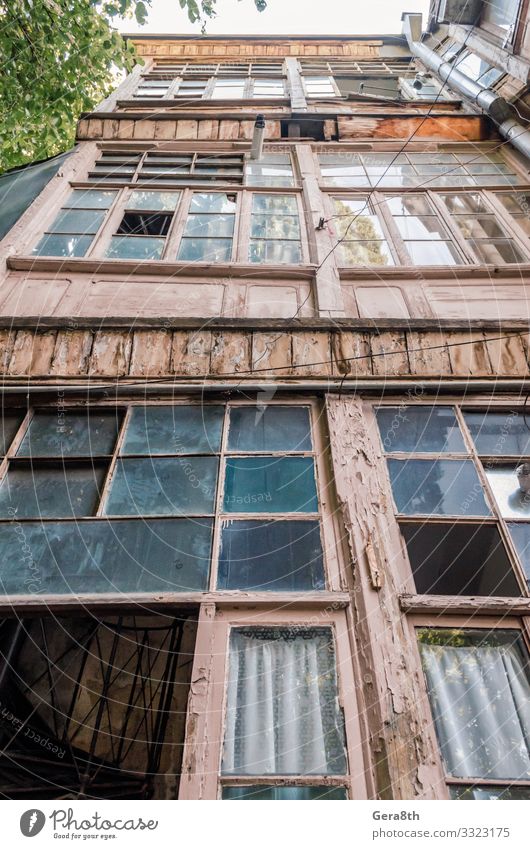 altes hohes Haus in Georgien Ferien & Urlaub & Reisen Tourismus Ausflug Seil Pflanze Baum Blatt Stadt Gebäude Balkon Straße Linie authentisch retro grün Farbe