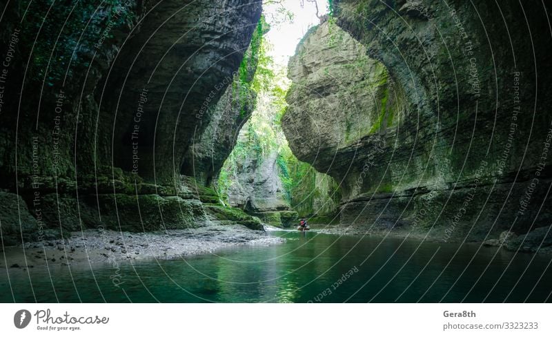 Bergfluss und Touristen in einem Boot in einer Schlucht in Georgien Ferien & Urlaub & Reisen Tourismus Ausflug Sommer Berge u. Gebirge Tapete Umwelt Natur