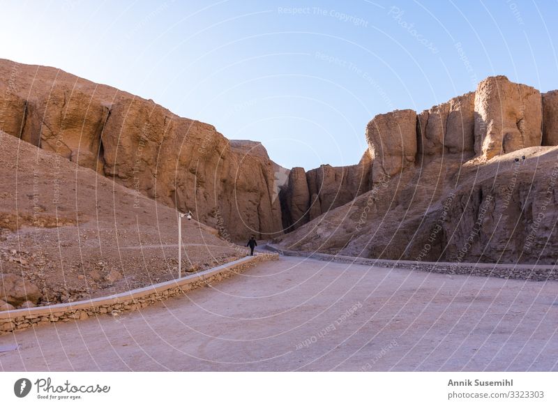 Weg im Tal der Könige in Luxor, Ägypten. Ein Mann geht Richtung Berge. Berühmte Grabstätte ägyptischer Pharaonen. ägypten tal der könige luxor pharao grab