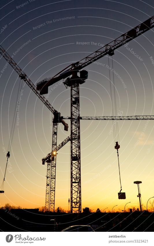 Kräne auf einer Baustelle Berlin Deutschland drehkran Froschperspektive Gebäude Gewerbe Gewerkschaft Hauptstadt Himmel Himmel (Jenseits) Blauer Himmel Industrie