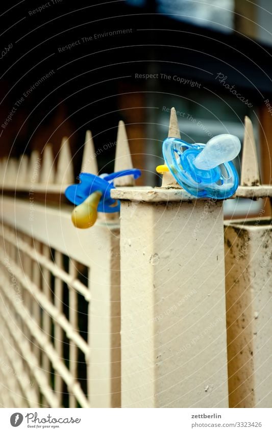 Zwei Nuckel aufbewahren Baby Fundstelle Fundstück finden Grundstück Kind Kindergarten Kleinkind Schnuller saugen Säugetier verloren Zaun 2 paarweise