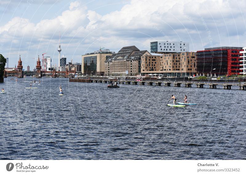 Sommer in Berlin. Die Stand-up Paddler auf der Spree haben das Ziel Oberbaumbrücke klar vor Augen. Aus der Ferne grüßt der Fernsehturm vom Alexanderplatz.