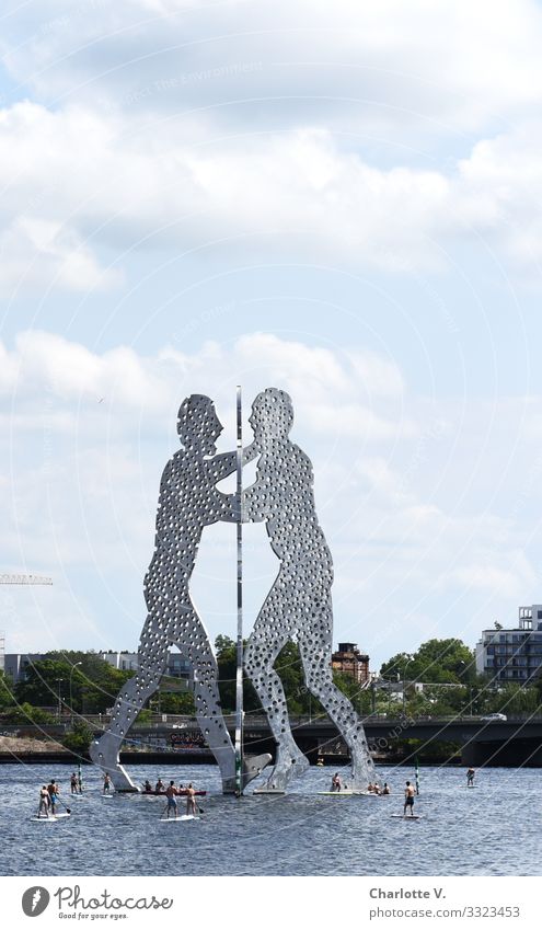 Sommer in Berlin. Der Molecule Man in der Spree lässt die Stand-up Paddler, die ihn im Sommer wie ein Schwarm Fische umrunden, wie Zwerge aussehen. Lifestyle