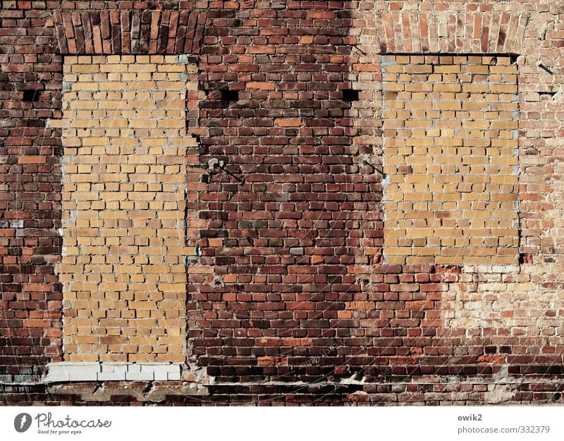 Wärmedämmung Mauer Wand Fassade Fenster Tür Backstein Backsteinfassade eckig nachhaltig orange rot geschlossen Stein auf Stein Isolierung (Material) Farbfoto