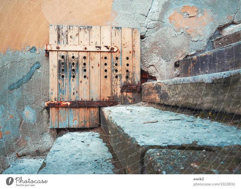 Eingepasst Mauer Wand Fassade Tür Treppe Stein Holz Metall Rost alt blau orange türkis Verfall Vergangenheit Vergänglichkeit Scharnier Riegel Torgau Sachsen