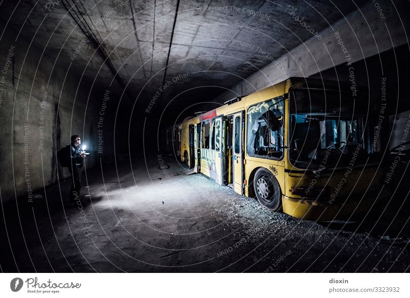 the tunnel | explorer Abenteuer Mensch Junger Mann Jugendliche 1 30-45 Jahre Erwachsene Tunnel Verkehr Verkehrsmittel Personenverkehr