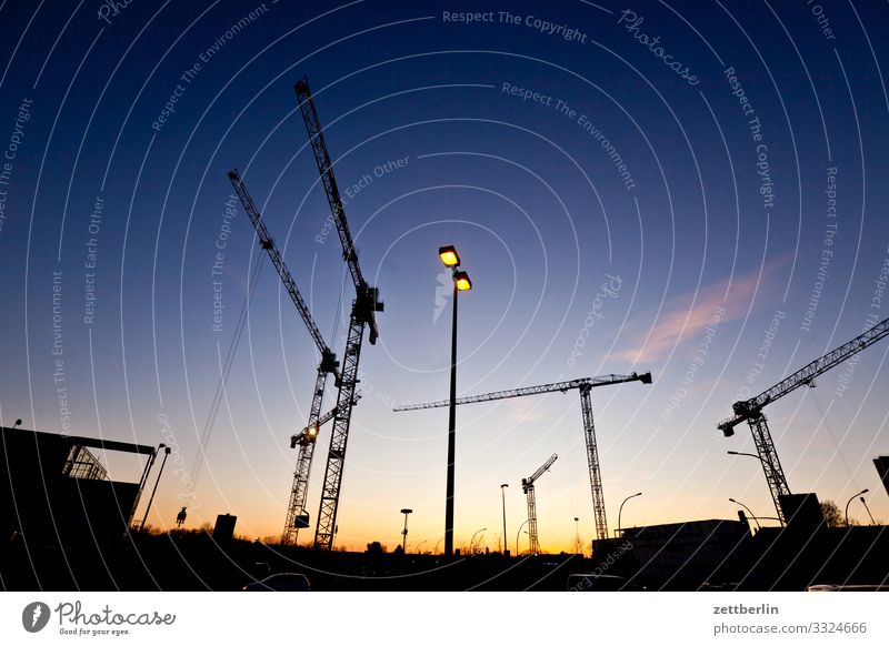 Baustelle Südbahnhof Berlin Deutschland drehbar Froschperspektive Gebäude gewerk Hauptstadt Himmel Himmel (Jenseits) Blauer Himmel Industrie Kran Großstadt