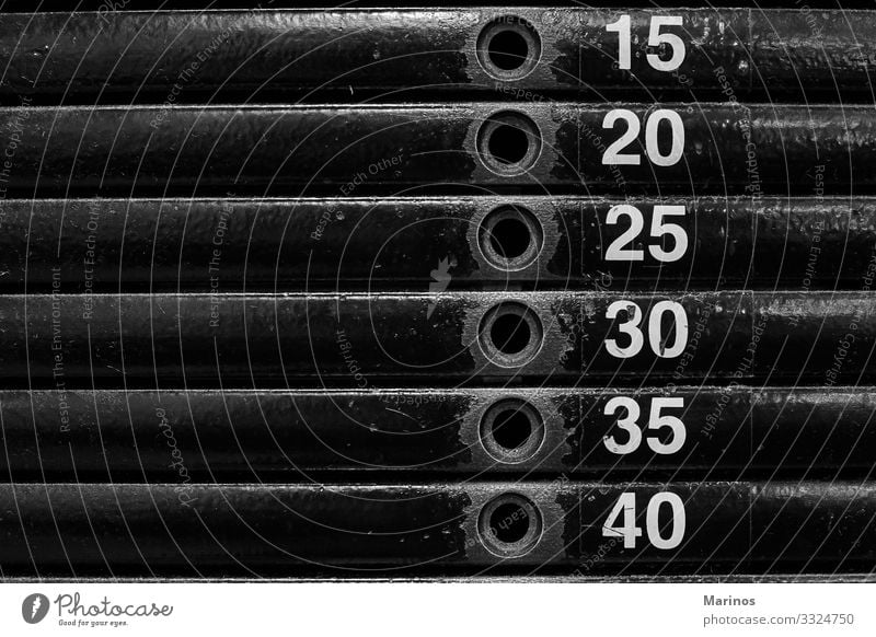 Nahaufnahme von Stapelmetallgewichten in Fitnessgeräten. Körper Arbeit & Erwerbstätigkeit Metall stark Kraft Sporthalle Gewichte Gerät Training Hantel