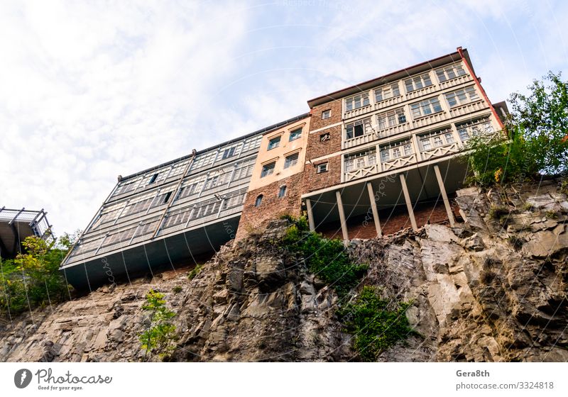 modernes und altes Haus auf einer Klippe in Georgien Ferien & Urlaub & Reisen Tourismus Berge u. Gebirge Natur Pflanze Himmel Wolken Baum Felsen Gebäude