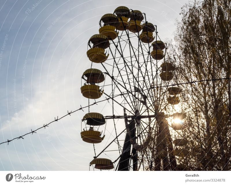 Stacheldraht und Kabinenkarussellrad in Tschernobyl Ferien & Urlaub & Reisen Tourismus Ausflug Pflanze Himmel Herbst Baum Park Metall alt bedrohlich blau gelb