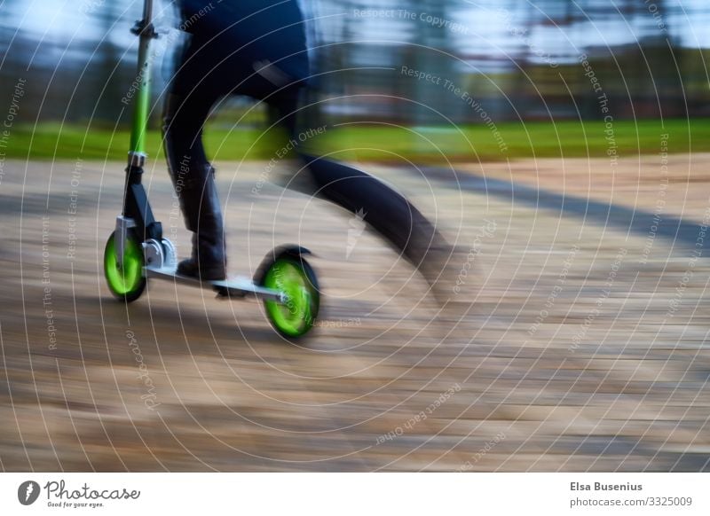 Outdoor Freizeit & Hobby Sport Tretroller Mensch feminin Kind Mädchen Junge Kindheit Beine 1 8-13 Jahre fahren laufen Geschwindigkeit Bewegung Garten grün Park