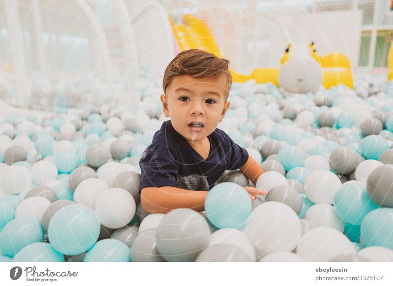 Fröhliches Kleinkind, das in der Halle spielt Freude Glück schön Spielen Kind Mensch Baby Junge Mann Erwachsene Familie & Verwandtschaft Kindheit Jugendliche