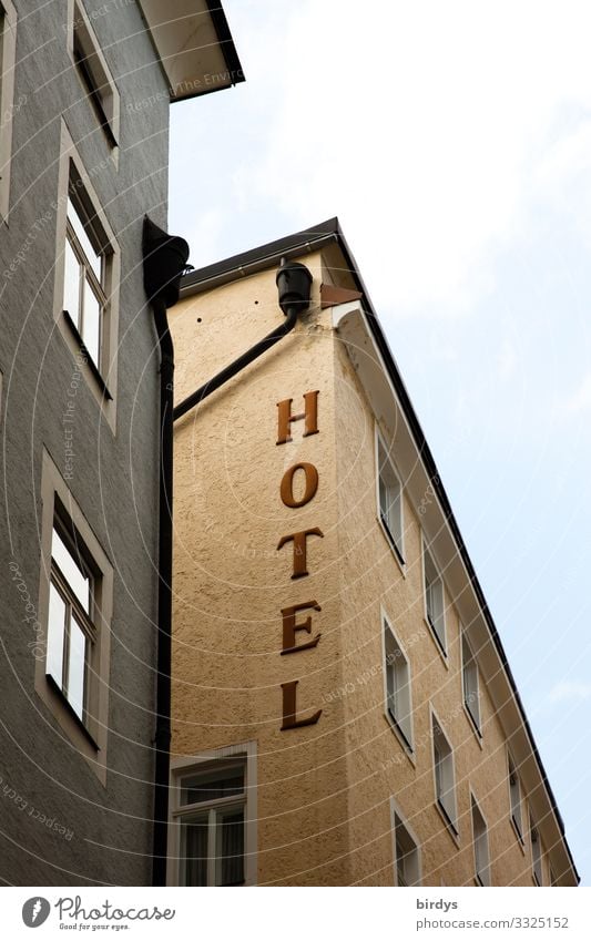 Hotel Ferien & Urlaub & Reisen Städtereise Stadt Menschenleer Haus Fassade Fenster Schriftzeichen Aufschrift authentisch braun grau Gastfreundschaft Tourismus