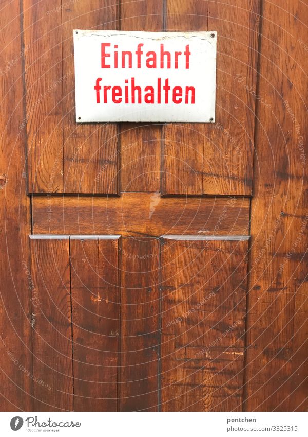 Schild Einfahrt freihalten an holztor Verkehr Verkehrswege Schriftzeichen Schilder & Markierungen Gebotsschild rot Tor Holz parken Farbfoto Außenaufnahme