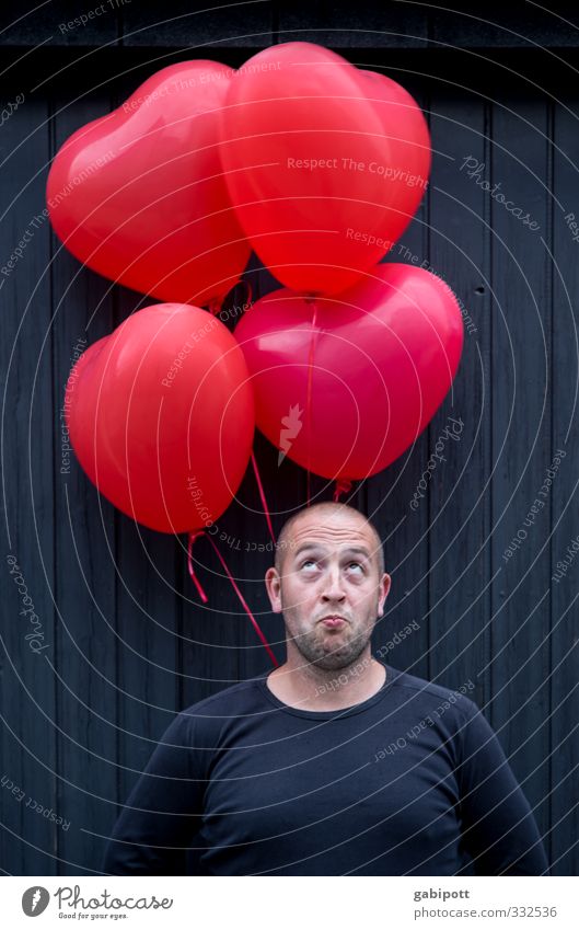 Valentinstag Mensch maskulin Junger Mann Jugendliche Leben Lächeln Liebe frech Freundlichkeit Fröhlichkeit Glück positiv rot schwarz Frühlingsgefühle Sympathie