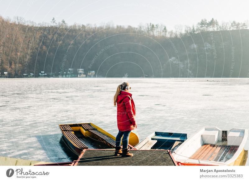 Junge Frau steht am gefrorenen See Lifestyle Ferien & Urlaub & Reisen Abenteuer Winter Mensch feminin Jugendliche Erwachsene 1 30-45 Jahre Umwelt Natur Wasser