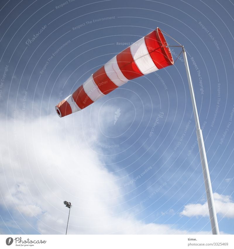 Windbeutel | abgehoben wind luft himmel wehen lampe mast wolken luftsack windbeutel windrichtung straßenbeleuchtung hoch hell schönes wetter