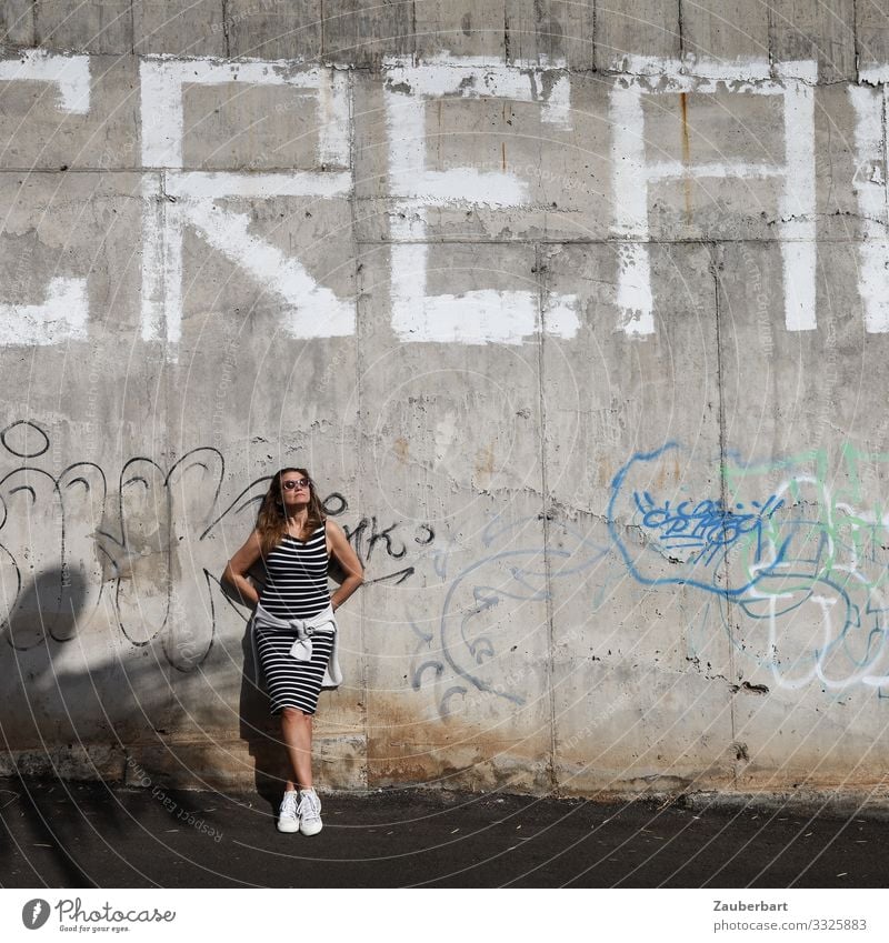 CREAM Stil Ferien & Urlaub & Reisen Städtereise Sommer Sonne feminin Junge Frau Jugendliche Erwachsene 1 Mensch 30-45 Jahre Fassade Kleid Sonnenbrille Turnschuh