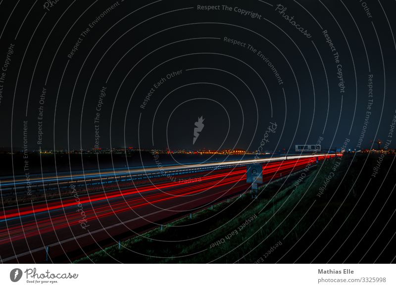 Autobahn mit Leuchtspuren von Autos in der Nacht Verkehr Verkehrswege Autofahren Straße Fahrzeug PKW Geschwindigkeit rot schwarz weiß Eile Raser Verkehrsstau