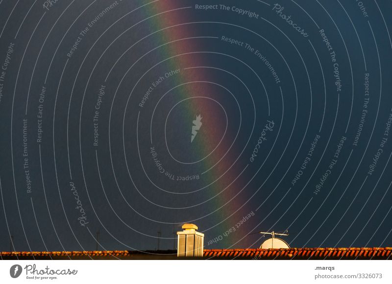 Regenbogen vor dunklem Himmel Gewitterwolken dunkel Wetter Schornstein Dachfirst Glück