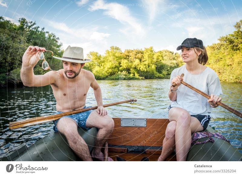 Den Durchblick bewahren, die beiden im Schlauchboot haben Spaß. Ausflug Sommer Sommerurlaub Wassersport Paddeln Rudern Junge Frau Jugendliche Junger Mann 2