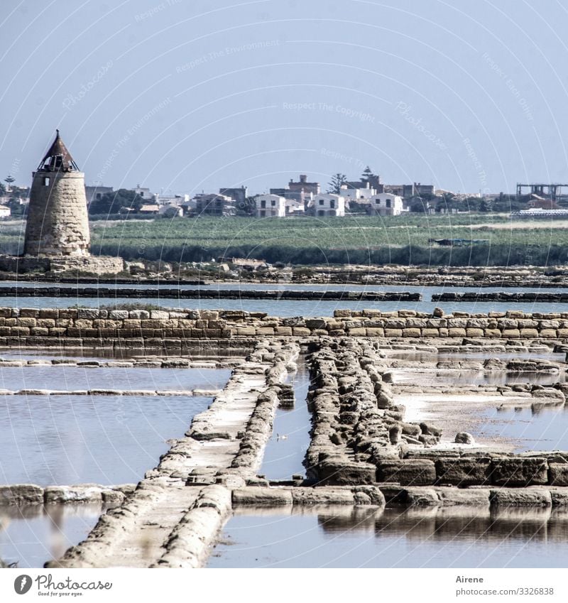 erhöhte Salzkonzentration in Küstennähe Sonnenlicht Tag Pastellton blassblau salzig Becken Ferne Vergangenheit nachhaltig maritim hell heiß Wasser Stein Mühle