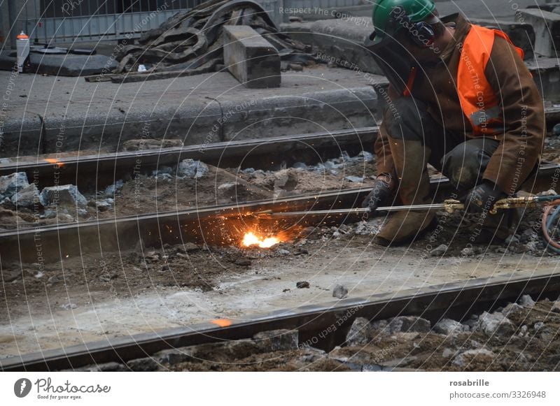 Schweißarbeiten | Geräusch schweißen Straßenbau Baustelle Arbeiter Schweißer Schweißgerät Flamme Handwerk Handwerker Bauarbeiter Schutzausrüstung Schienen