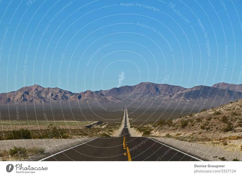 lonely road in Death Valley National Park in the USA Ferien & Urlaub & Reisen Strand Umwelt Natur Landschaft Himmel Wolkenloser Himmel Klima Klimawandel Wetter