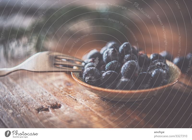 Heidelbeeren mit Gabel Lebensmittel Frucht Ernährung Frühstück Bioprodukte Schalen & Schüsseln Lifestyle Stil Tisch Stein Holz Essen genießen gut lecker saftig