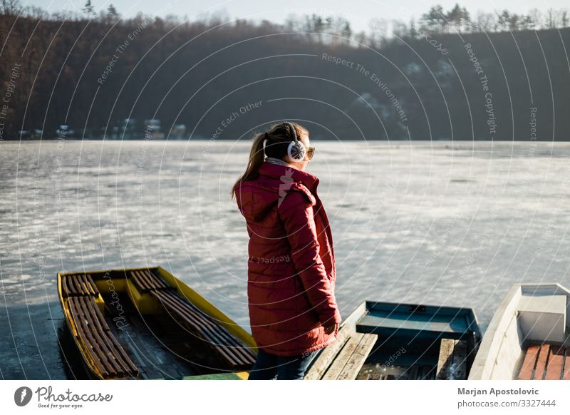 Junge Frau steht am gefrorenen See Freiheit Winter Mensch feminin Jugendliche Erwachsene Leben 1 30-45 Jahre Natur Wasser Eis Frost Seeufer Fluss Fischerboot