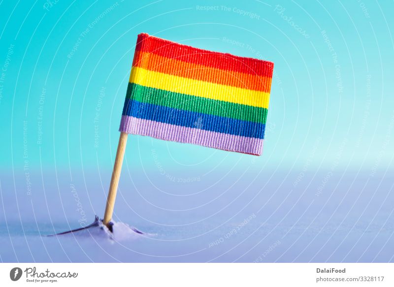 LGBT-Flagge aus einem Berg (Konzept) Berge u. Gebirge Homosexualität Himmel Fahne blau Zukunft Hintergrund Transparente farbenfroh Entwurf Konzept erscheint