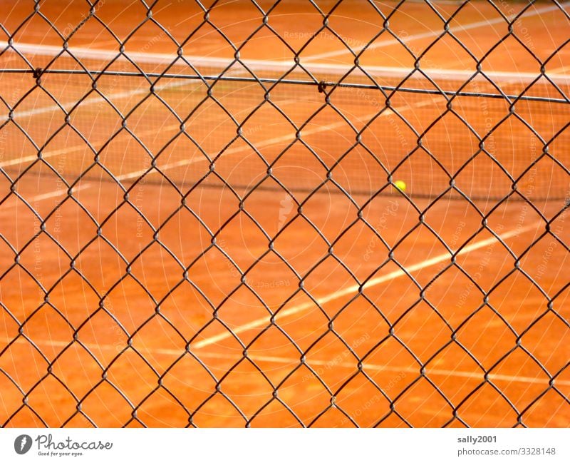 Tennisplatz von außen... Tennisball Sandplatz Tennisspiel rot gelb Maschendrahtzaun Absperrung Sicherheit verboten draußen Absicherung Schutz Sport spielen