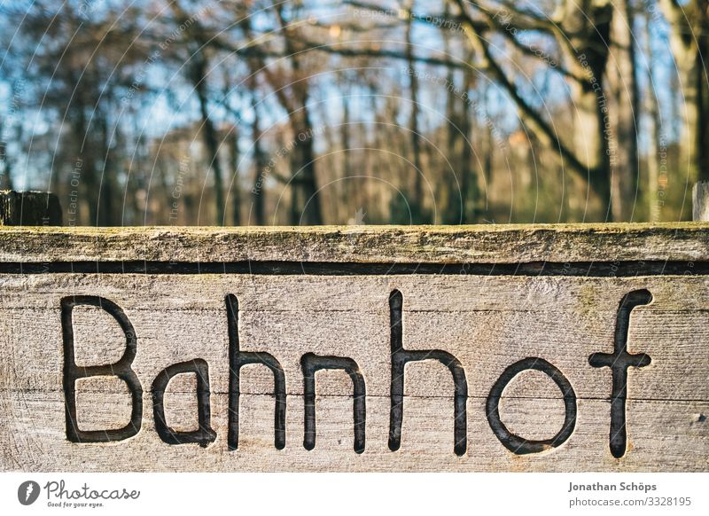 Das Schild vom Bahnhof Verkehr Verkehrsmittel Öffentlicher Personennahverkehr Güterverkehr & Logistik Schienenverkehr Bahnfahren Eisenbahn Personenzug Bahnsteig