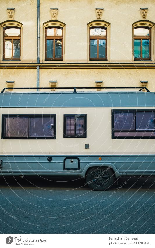 Wohnwagen in der Stadt Stadtrand Haus Fassade Verkehr Personenverkehr Autofahren Straße Fahrzeug Wohnmobil Lebensfreude Freiheit Freizeit & Hobby Freude