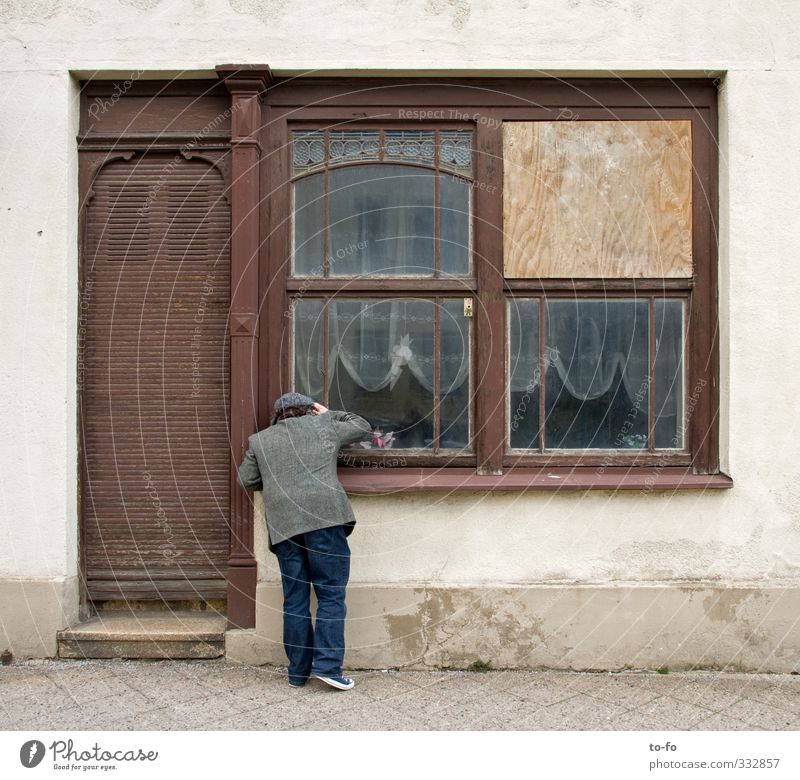 o.T. Mensch maskulin Mann Erwachsene 1 Kleinstadt Stadt Stadtzentrum Haus Fassade Fenster Tür entdecken Blick alt Spanner Ladengeschäft Handel beobachten dunkel