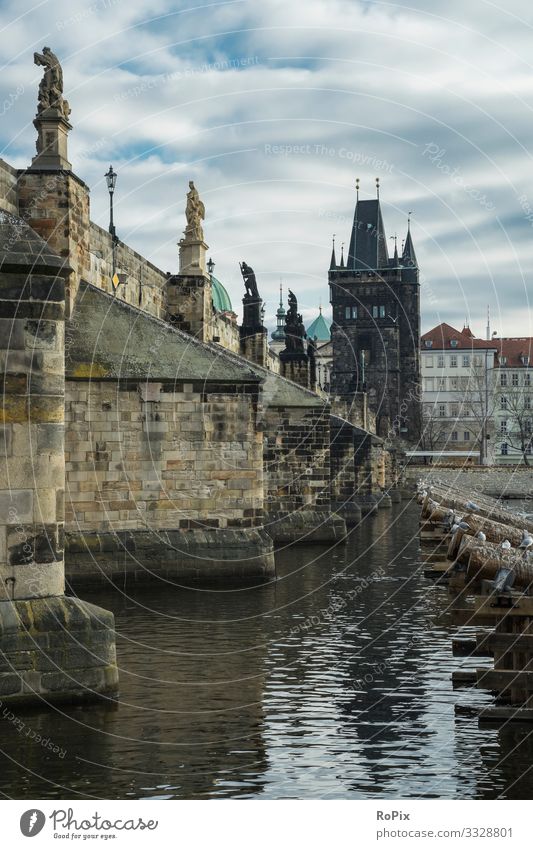 Detail der Karlsbrücke in Prag. Fluss river bridge Landschaft landscape Natur Flusslauf Techei Moldau historisch Vltava Bauwerk weg Straße Sandstein Architektur