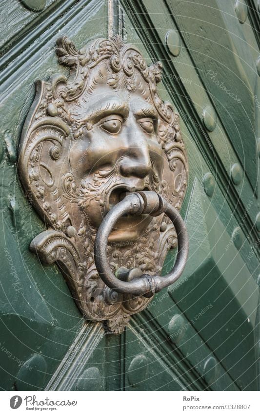 Türklopfer an einem historischen Gebäude. Türschloss Löwe Türklinke türbeschlag door Haus Holz blau Eisen alt antik Geschichte schmiedeeisern Handwerk Kunst