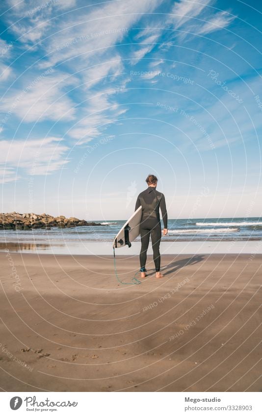 Surfer, der mit seinem Surfbrett ins Wasser geht. Lifestyle Freude Erholung Abenteuer Strand Meer Wellen Sport Mensch maskulin Mann Erwachsene 1 18-30 Jahre