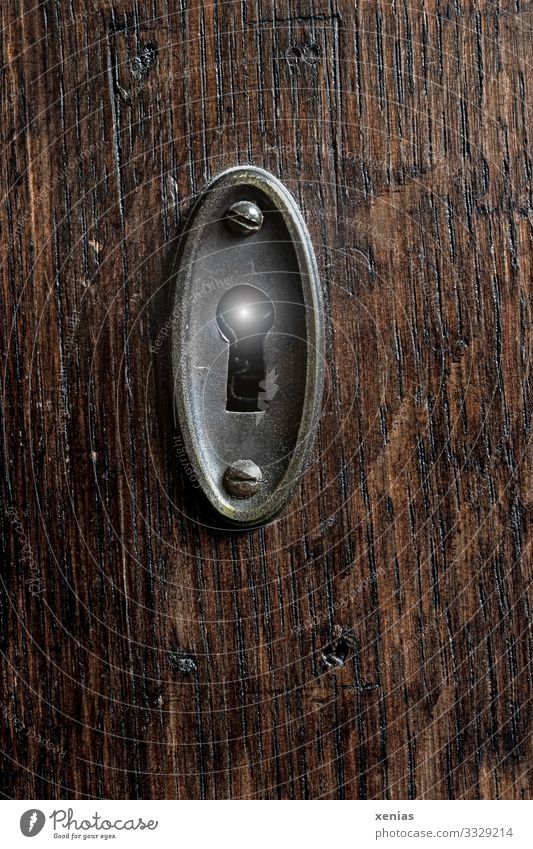 Licht im Schlüsselloch Schraube Holz Schloss leuchten nah braun silber weiß Neugier Lichterscheinung Holzstruktur xenias Farbfoto Innenaufnahme Studioaufnahme