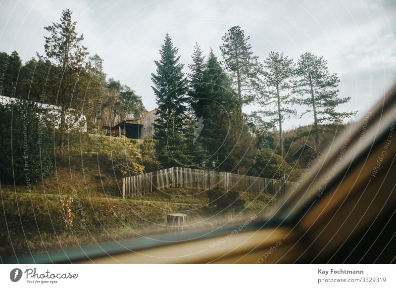 ländliche Landschaft vor dem Fenster Scheune Scheunenhaus Tag Bauernhof Gutshaus Ackerland Zaun grün Hügel Häuser Reise Blätter Natur Viertel Oktober Ort Szene