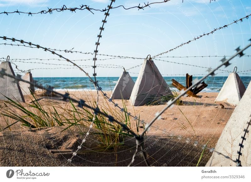 Stacheldraht am Strand in Meeresnähe auf der Krim Ferien & Urlaub & Reisen Natur Landschaft Sand Himmel Wolken Küste Beton blau weiß Geborgenheit Krieg Krise