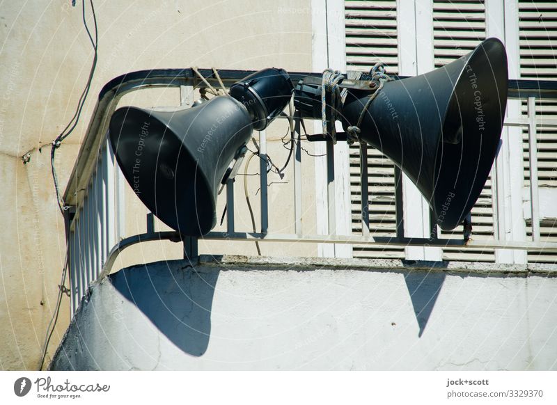 Flüstertüte Einfamilienhaus Balkon Fensterladen Megaphon Geländer authentisch oben retro Stimmung Design Sicherheit planen Sprachrohr Trichter wirkungsvoll