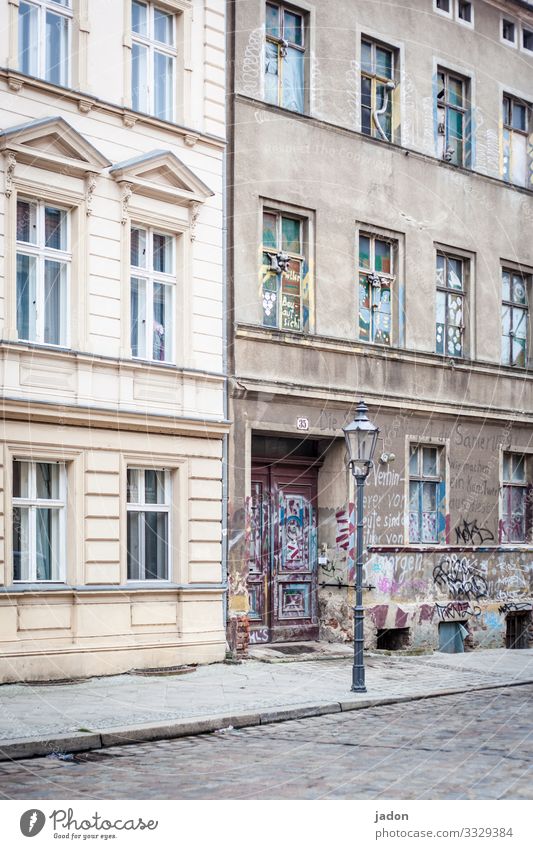 kontraste. Häusliches Leben Wohnung Haus Traumhaus Baustelle Künstler Brandenburg an der Havel Stadt Stadtzentrum Bauwerk Gebäude Mauer Wand Fassade Straße