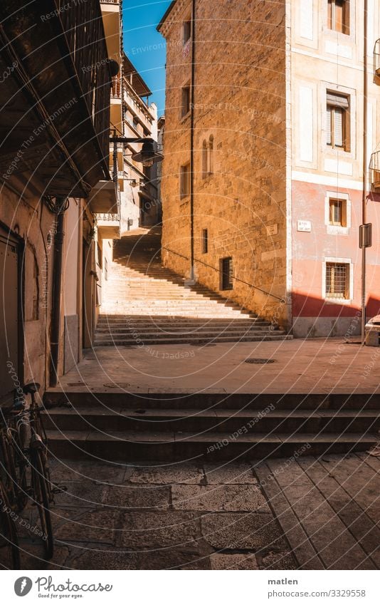 Stadtspaziergang Altstadt Menschenleer Haus Gebäude Architektur Mauer Wand Treppe Fassade Balkon Verkehr Straße Straßenkreuzung Fahrrad alt blau braun Niveau