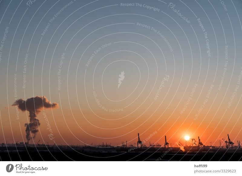 Hafen Hamburg Kohlekraftwerk Wolkenloser Himmel Sonnenaufgang Sonnenuntergang Schönes Wetter blau orange schwarz Stress Business Energie Horizont innovativ