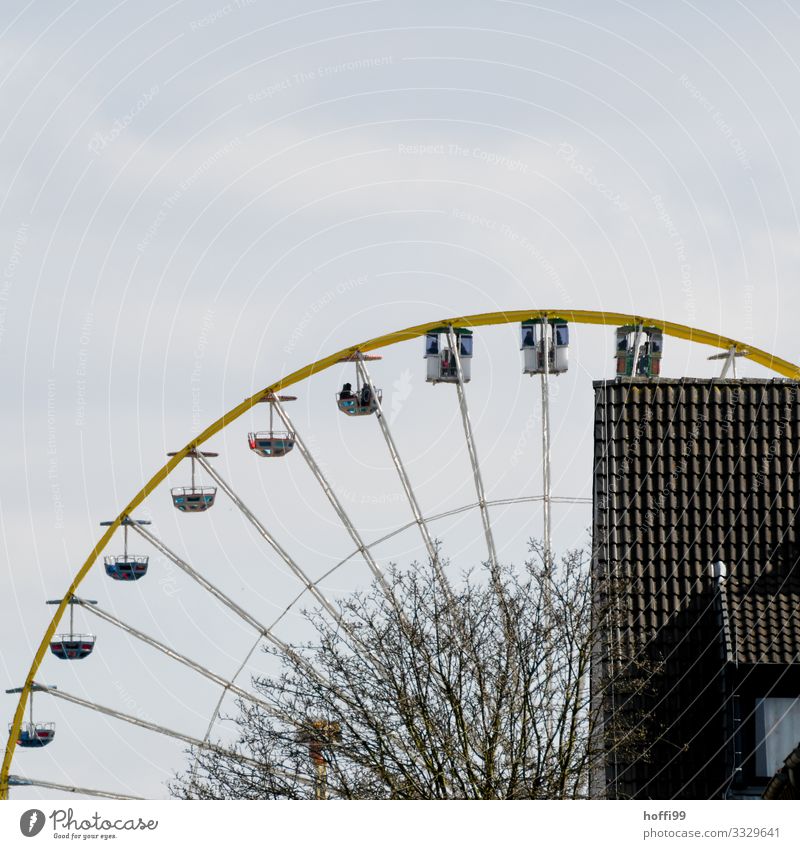 im Riesenrad Oktoberfest Jahrmarkt Mensch 2 Wolken Baum Haus Dach Bewegung drehen fahren fliegen schaukeln ästhetisch gigantisch lustig positiv Fröhlichkeit